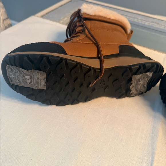 UGG Women's Adirondack IlI Boots Brand NEW size 6 - Picture 2 of 4